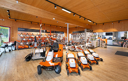 Motorger�te Scheffels Ladenansicht mit STIHL Ger�ten
